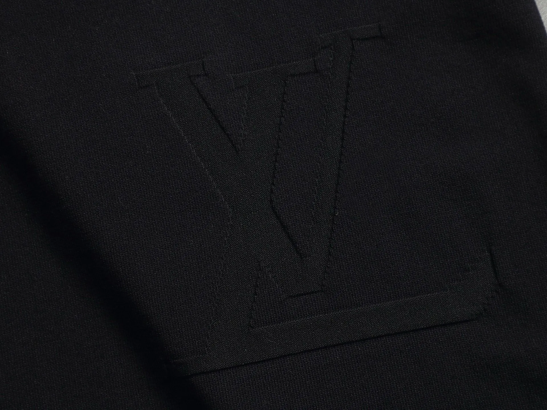 🅿️220 Louis Vuitton/Louis Vuitton Sweater jacquard towel embroidery The large logo is exquisitely upgraded, inspired by the retro embroidery of the 1980s. The original fabric is the same as the official short-sleeved T-shirt. The fabric is dyed in the same vat. It feels very comfortable. The latest brick cabinet synchronization for spring and summer. Fashionable and personalized. Super versatile and good-looking. It is very suitable for both men and women. A must-have for everyone. Hang tag. Collar label. Washed wheat. Complete with three labels. Color: black white. Size: S M L XL